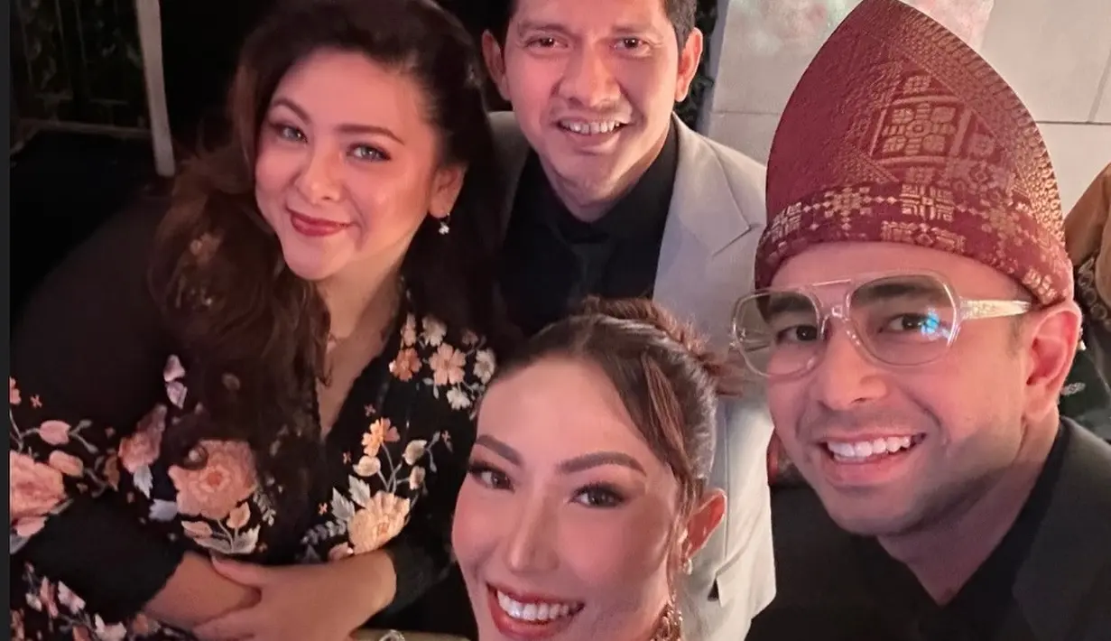 Outfit kondangan Iko Uwais dan Audy Item bernuansa hitam juga bisa jadi inspirasi. Audy tampil menawan dengan floral dress, sementara Iko Uwais tampil formal dengan setelan jas abu-abu dan kemeja hitam [@audy_item]