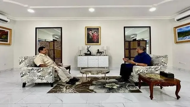 Menteri Pertahanan Prabowo Subianto menemui Presiden ke-6 RI Susilo Bambang Yudhoyono (SBY) di Wisma Drupadi, Kabupaten Pacitan, Jawa Timur. (foto: Instagram @andi_a_mallarangeng).
