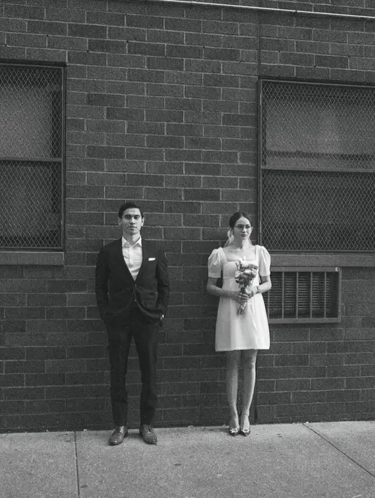 Enzy Storia dan Molen Kasetra juga bagikan foto pre-wedding mereka berkonsep klasik. Kesan chic dan retro hadirkan keabadian yang sesungguhnya. [Foto: Instagram/Enzy Storia]