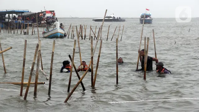 Secara Serentak, Ribuan Personel Gabungan Bersama Nelayan Bongkar Pagar Laut di Tangerang