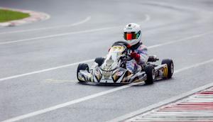 Pembalap gokart pendatang baru, Morgan Holindo Sonmoahi, langsung mencuri perhatian pada debutnya di ajang E-Shark Rok Cup Indonesia 2026 pada akhir Januari 2026. (dok. E-Shark Rok Cup Indonesia 2026)