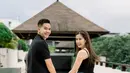 Pasangan yang terpaut usia 2 tahun ini juga berfoto di Legian, Kuta, Bali. Setelah sebelumnya pakai busana warna merah, ketika berfoto di Kuta pasangan ini mengenakan busana kasual warna hitam. Hanya pakai tanktop hitam dipadukan dengan celana jeans dan rambut yang dibiarkan digerai, Ardina Rasti dipuji cantik, apalagi sembari pamer senyuman manisnya ke kamera. (Liputan6.com/IG@arieandika10)