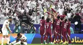 Para pemain Qatar mengangkat Akram Afif saat perayaan gelar juara Piala Asia 2023 di Stadion Lusail, Sabtu (10/2/2024). Qatar menjuarai Piala Asia 2023 berkat kemenangan 3-1 atas Yordania. (AP Photo/Thanassis Stavrakis)