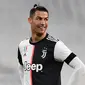 2. Cristiano Ronaldo (35 tahun) - Performa Ronaldo di lapangan seolah tidak menunjukan dirinya telah menginjak usia 35 tahun. Musim lalu, Ronaldo mengoleksi 21 gol dan tiga assist dari 22 pertandingan bersama Juventus di Serie A. (AFP/Miguel Medina)