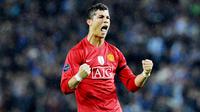 Cristiano Ronaldo - CR 7 membuat keputusan sensasional pada musim panas ini. Dia meninggalkan Juventus dan kembali ke Manchester United. MU bukan klub asing buat Ronaldo, bintang asal Portugal itu pernah memperkuat MU pada periode 2003-2009. (Foto: AP/Paulo Duarte)