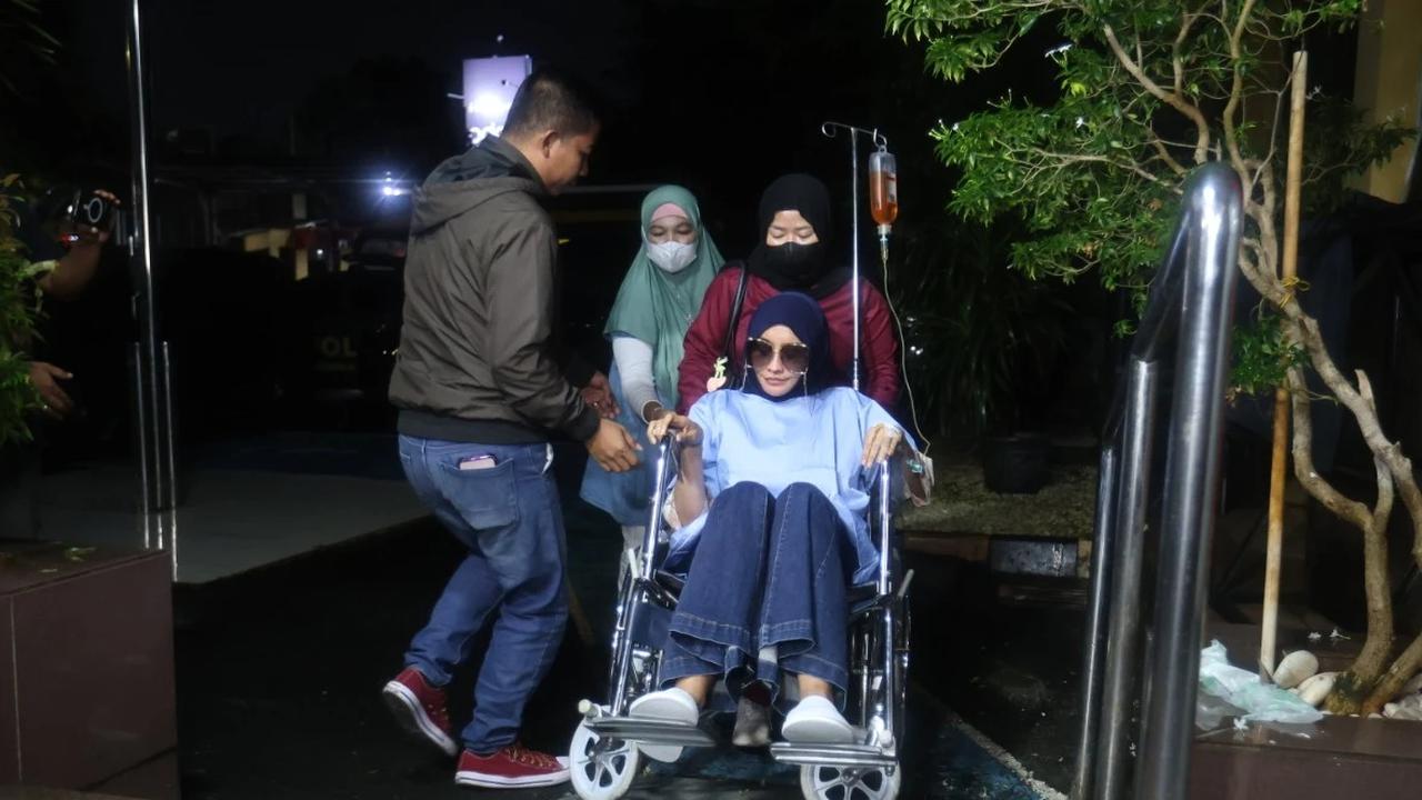 FOTO:  Berkursi Roda, Dokter Detektif Penuhi Panggilan Polres Jakarta Selatan