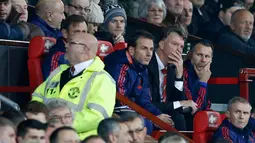 Louis Van Gaal bersama asisten manajer Ryan Giggs saat melihat para pemain bertanding melawan Chelsea pada lanjutan Liga Inggris di Stadion Old Trafford, Inggris (28/12). Mu bermain imbang dengan Chelsea dengan skor 0-0. (Reuters/Phil Noble)