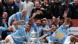 Para pemain Manchester City berpose dengan trofi juara setelah pertandingan final Piala FA Inggris antara Chelsea dan Manchester City di London, Sabtu, 16 Mei 2026. (AP Photo/Richard Pelham)