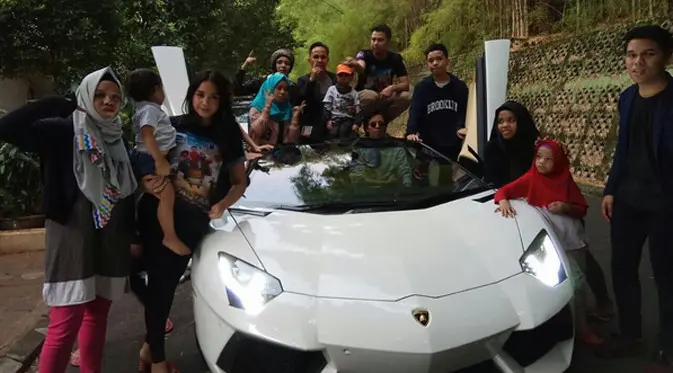 "Saya Raffi Ahmad saya mau klarifikasi mengenai pemberitaan yg sedang beredar saat ini mengenai masalah pajak mobil saya dan saat petugas kerumah saya sedang berada di lokasi shooting, sebagai warga negara indonesia saya sangat taat wajib pajak," tulisnya