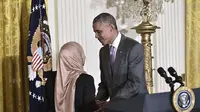 Presiden Obama menyalami Aisha Osman, remaja yang pernah mengiriminya surat dalam resepsi perayaan Idul Fitri di Gedung Putih (AFP)