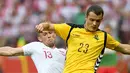 Pemain Polandia, Maciej Rybus (kiri) berusaha merebut bola dari kaki pemain Lituania, Rolandas Baravykas pada laga uji coba di Stadion Narodowy, Warsaw, Polandia, (12/6/2018). Polandia menang 4-0. (AFP/Janek Skarzynski)