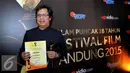 Erwin Gutawa mendapat penghargaan sebagai Penata Musik Terpuji FFB 2015 dalam film berjudul Pendekar Tongkat Emas, Bandung, Sabtu (13/9/2015). (Liputan6.com/Faisal R Syam)