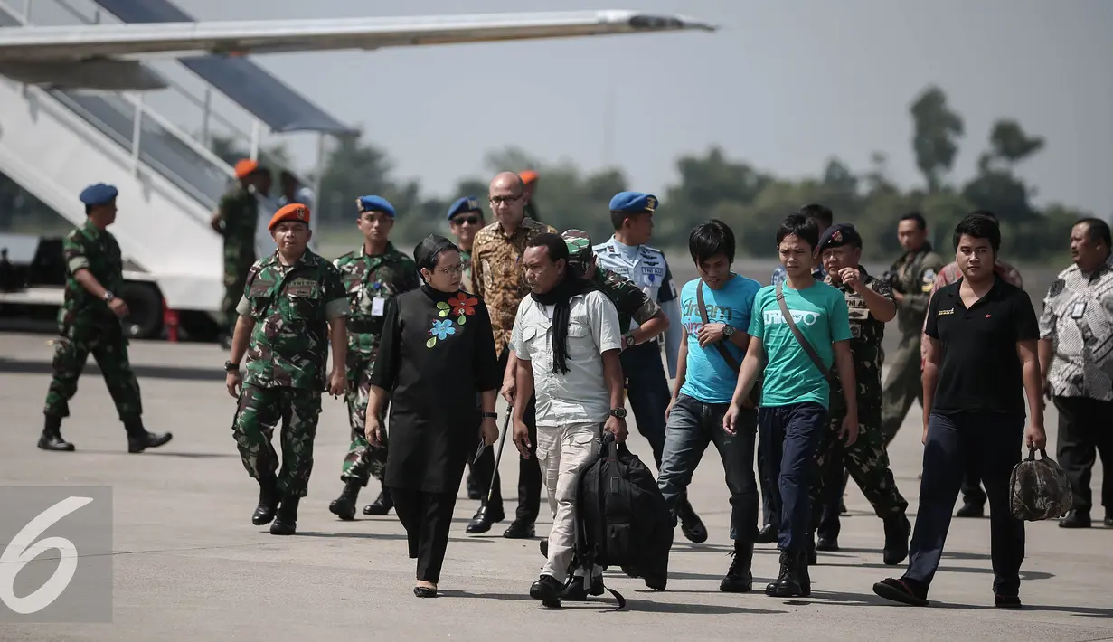 Menlu Retno Marsudi berbincang dengan WNI yang disandera Abu Sayyaf di Lanud Halim Perdanakusuma, Jakarta, Jumat (13/5). Kapal mereka dibajak saat melintas di perairan sekembali dari Filipina menuju Tarakan, Kaltim. (Liputan6.com/Faizal Fanani)