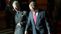 Presiden AS George W. Bush, kanan, berjalan dengan Pangeran Inggris Charles selama upacara kedatangan di Bandara Heathrow di London 18 November 2003. [AP]