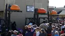 Tiga labu raksasa diikutkan pada perlombaan tahunan Safeway World Championship Pumpkin Weigh-Off yang ke-42 di Half Moon Bay, California, Senin (12/10/2015). Acara tahunan tersebut memperlombakan hasil panen berupa labu raksasa. (REUTERS/Stephen Lam)