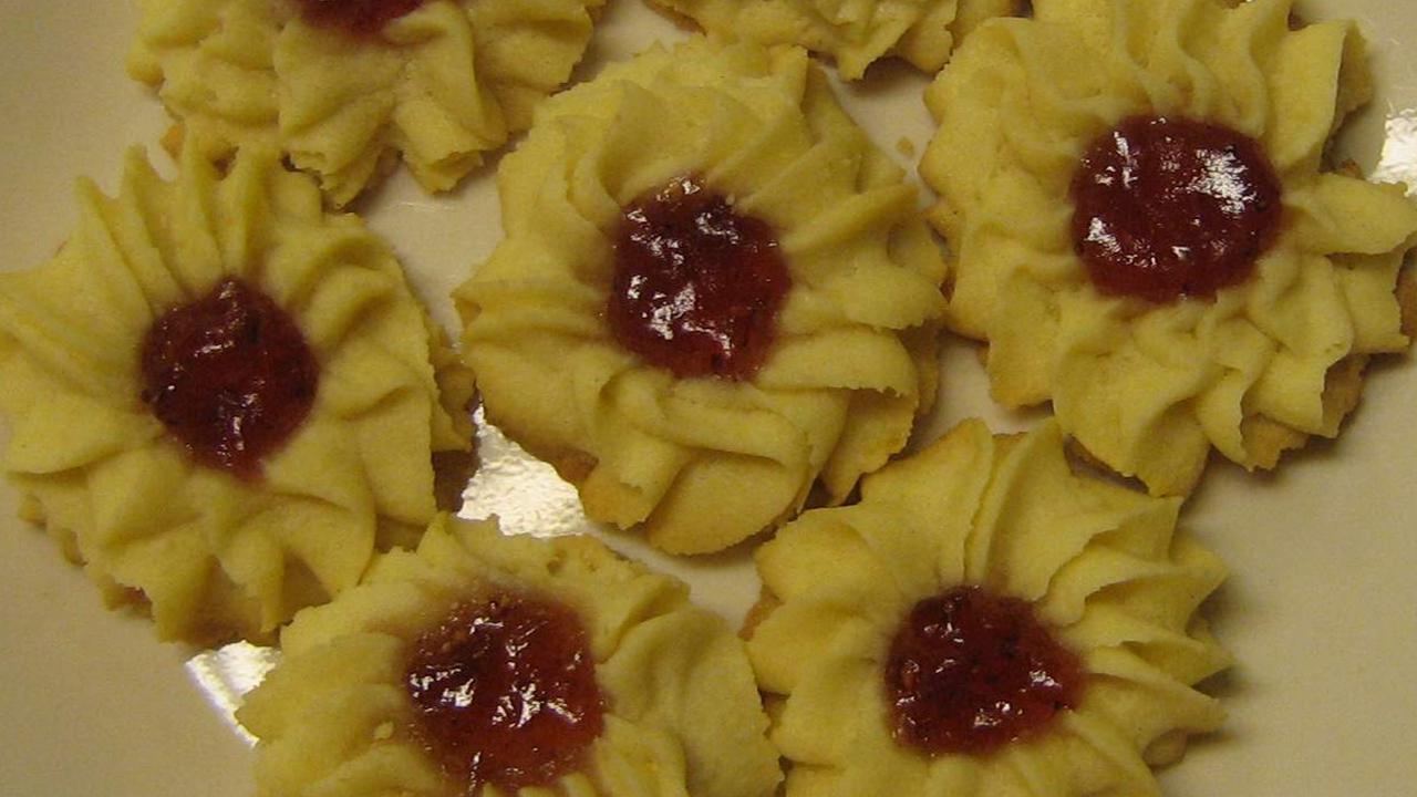 ilustrasi kue dahlia mawar