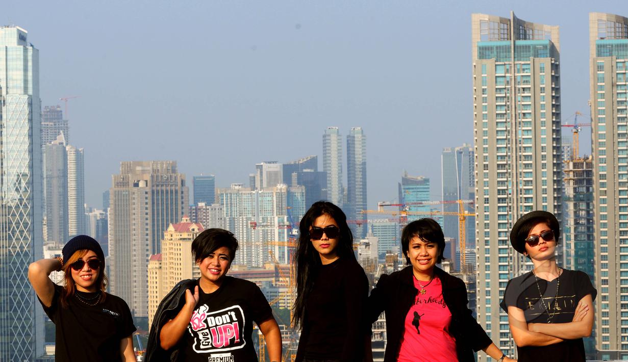 Grup band wanita asal Bandung, SHE, tampil bersama vokalis baru saat mengunjungi kantor Liputan6.com di SCTV Tower, Jakarta, Rabu (20/5/2015). (Liputan6.com/Faisal R Syam)