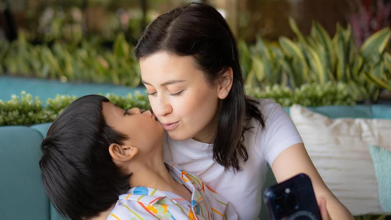 Potret Gemas Kebersamaan Kimberly Rider Bersama Kedua Anaknya