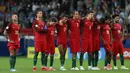 Para pemain Portugal tampak kecewa usai disingkirkan Cile dari semifinal Piala Konfederasi di Kazan Arena, Kazan, Rabu (28/6/2017). Portugal kalah adu penalti 0-3 dari Cile. (EPA/Mario Cruz)