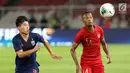 Pemain Timnas Indonesia, Ruben Sanadi berebut bola dengan pemain Thailand pada laga Grup G Penyisihan Kualifikasi Piala Dunia 2022 zona Asia di Stadion Utama Gelora Bung Karno, Jakarta, Selasa (10/9/2019). Babak pertama kedua tim bermain imbang 0-0. (Liputan6.com/Helmi Fithriansyah)