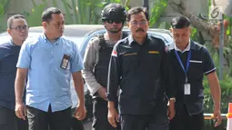 Gubernur Kepulauan Riau (Kepri) Nurdin Basirun (kedua kanan) dengan kawalan petugas tiba di Gedung KPK, Jakarta, Kamis (11/7/2019). Nurdin terjaring operasi tangkap tangan (OTT) KPK pada Rabu (10/7) dengan barang bukti uang SGD 6 ribu yang diduga suap izin rencana reklamasi (merdeka.com/Dwi Narwoko)