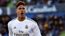 5. Raphael Varane - Raphael Varane mampu mengimbangi permainan Sergio Ramos dan menjadi duet terbaik di lini pertahan Real Madrid. Pemain asal Prancis ini memiliki kecepatan dan cerdas dalam membaca pergerakan serangan pemain lawan. (AFP/Oscar Del Pozo)
