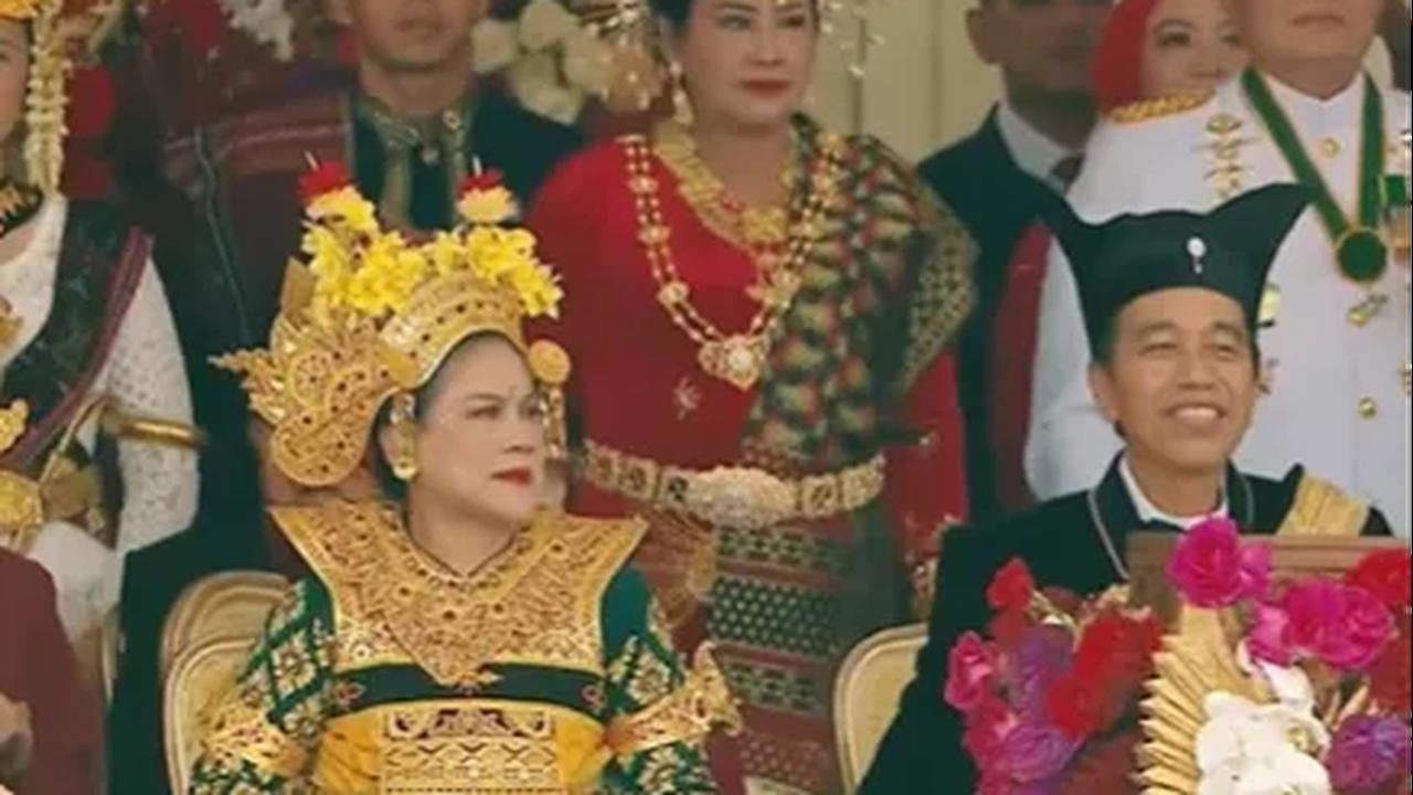 Tak hanya berputar, Helikopter tersebut ikut 'menari' di udara dan diikuti oleh prajurit TNI-Polri yang mengikuti upacara