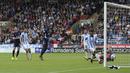 Gelandang Tottenham Hotspur, Moussa Sissoko, mencetak gol ke gawang Huddersfield Town pada laga Premier League di Stadion The John Smith, Sabtu (30/9/2017). Tottenham Hotspur menang 4-0 atas Huddersfield Town. (AP/Nigel French)