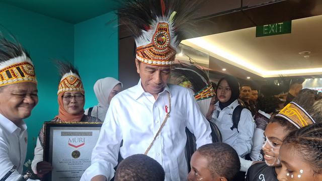 Presiden Jokowi menghadiri peringatan Hari Anak Nasional ke-40 di Istora Papua Bangkit, Kota Jayapura, Provinsi Papua, Selasa (23/7/2024)