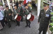 Prajurit TNI AD antar jenazah Adnan Buyung ke TPU Tanah Kusir