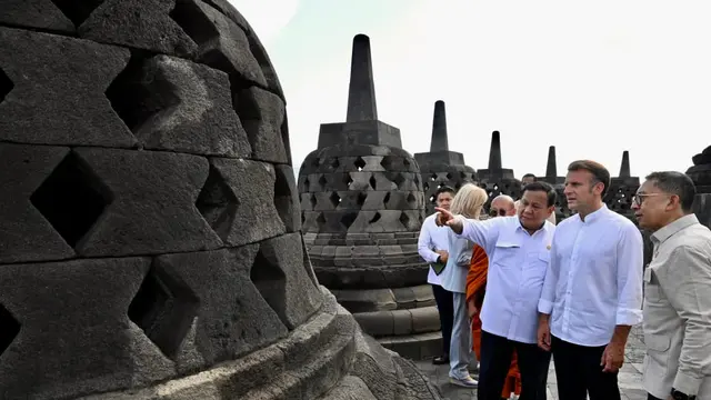 Presiden Prabowo Subianto bersama Presiden Prancis Emmanuel Marcon serta istrinya, Brigitte Macron menaiki puncak Candi Borobudur, Magelang, Jawa Tengah, Kamis (29/5/2025).