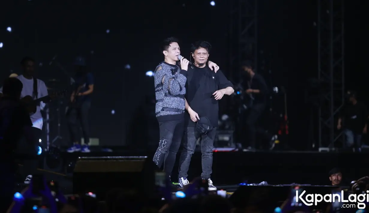 Dalam konser bertajuk "Perjalanan Mengesankan Noah Melewati Mimpi" NOAH juga memberikan kejutan dengan menghadirkan Reza. Mantan personelnya yang menjadi penabuh drum yang hengkang pada tahun 2015 silam. [Foto: KapanLagi.com/Bayu Herdianto]