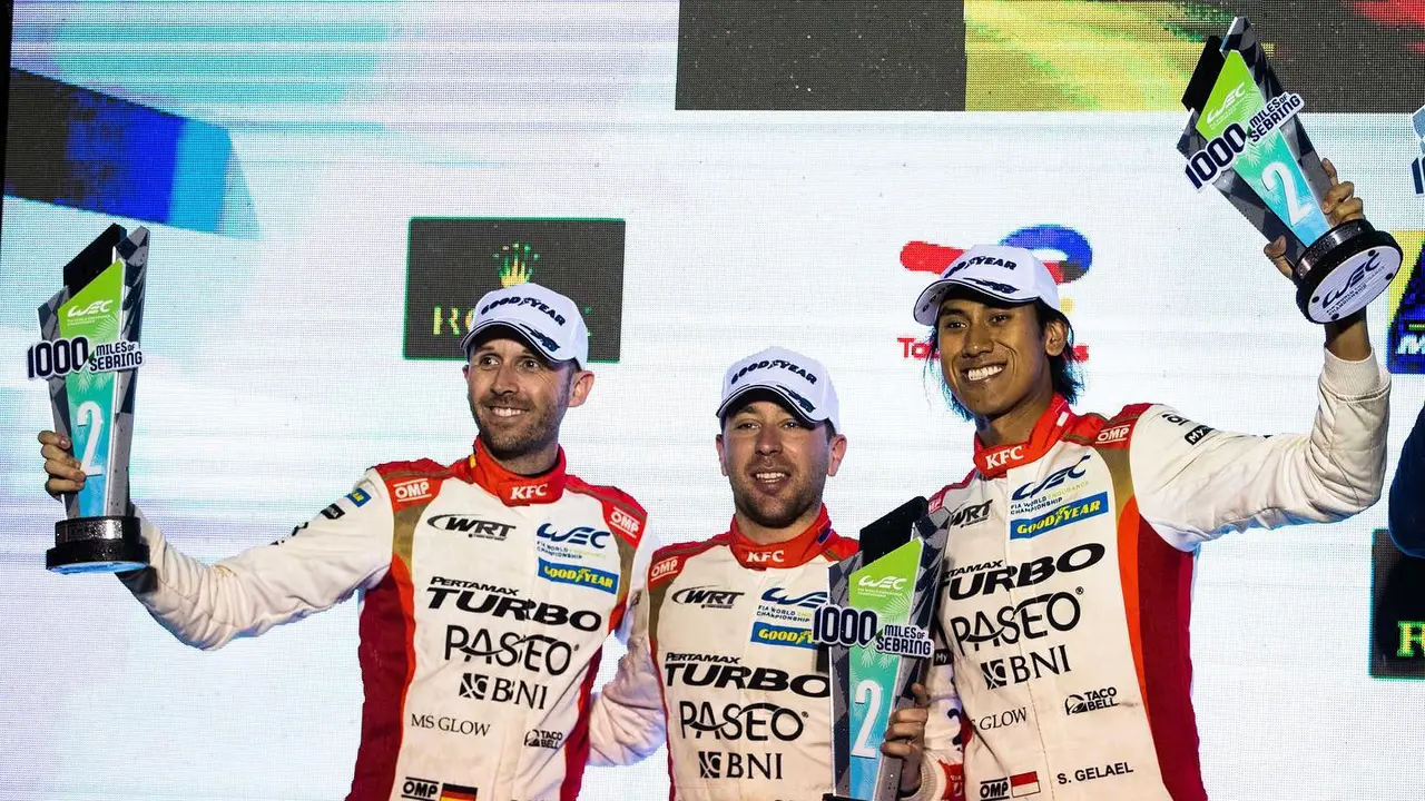 Naik Podium, Ini 7 Potret Selebrasi Sean Galael Juara di 1000 Miles Of Sebring