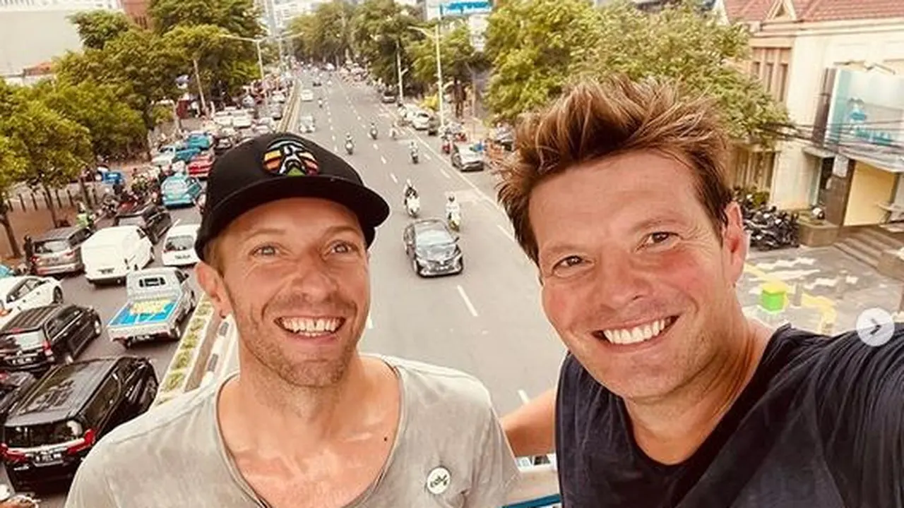 6 Potret Kesederhanaan Chris Martin Coldplay, Terbaru Nyeker di Jakarta