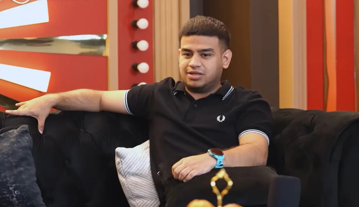 Faidil Jaidi dikenal dengan sosok yang kocak. Sejak kecil, berkecimpung di dunia hiburan. Ia menjadi aktor cilik di dalam sinetron TUYUL DAN MBAK YUL pada 2002 lalu. Dibalik keceriaan yang sering ditampilkan, ia pernah merasakan kehidupan sulit. [Youtube/Tasya Farasya]