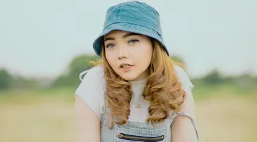 Syahiba Saufa dikenal sebagai salah satu penyanyi dangdut yang punya penampilan menarik. Terlebih, ia kerap tampil dengan berbagai model topi. Penampilannya pun tampak keren saat mengenakan topi. (Liputan6.com/IG/@syahiba_saufa)