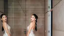 Tampilan super glamor ditunjukkan Azizah Salsha dengan padukan fringe cocktail dress dan heels silver. Rambut bubble ponytail jadi sentuhan edgy [@azizahsalsha_]