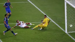 Pemain tengah Timnas Jerman, Mario Goetze (kedua dari kanan) mencetak gol kemenangan Der Panzer atas Argentina 1-0 di laga puncak Piala Dunia 2014 di Stadion Maracana, Rio de Janeiro, (14/7/2014). (REUTERS/Ricardo Moraes)