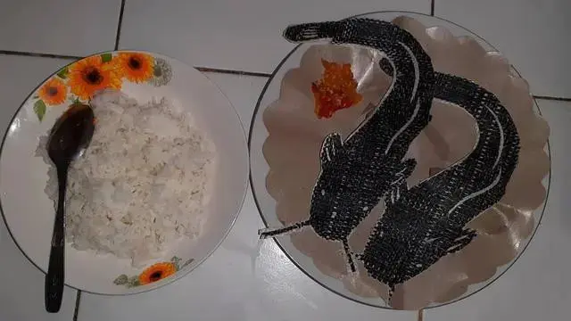 6 Potret Nyeleneh Orang Makan Pakai Gambar Lauk, Enggak Kenyang Sama Sekali