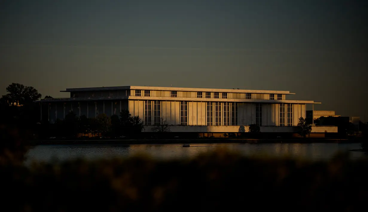 Gedung John F. Kennedy Center for the Performing Arts di Washington, Amerika Serikat. Penutupan gedung utama untuk renovasi dilakukan setelah hakim federal memblokir upaya dewan menambahkan nama Presiden Donald Trump pada bangunan tersebut. (Andrew Harnik/Getty Images/AFP)