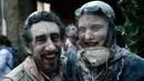 Dua peserta berpose dengan muka yang dipenuhi tepung saat mengikuti Festival O Entroido di Laza, Spanyol, Senin (8/2). Festival yang berlangsung selama seminggu itu dianggap sebagai peristiwa sosial dan budaya utama di kota Laza. (REUTERS/ Miguel Vidal)