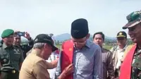 Bupati Sumbawa HM Husni Djibril menyematkan selungka khas Sumbawa kepada Gubernur NTB saat ekspor jagung di Labuhan Badas Sumbawa (Istimewa)