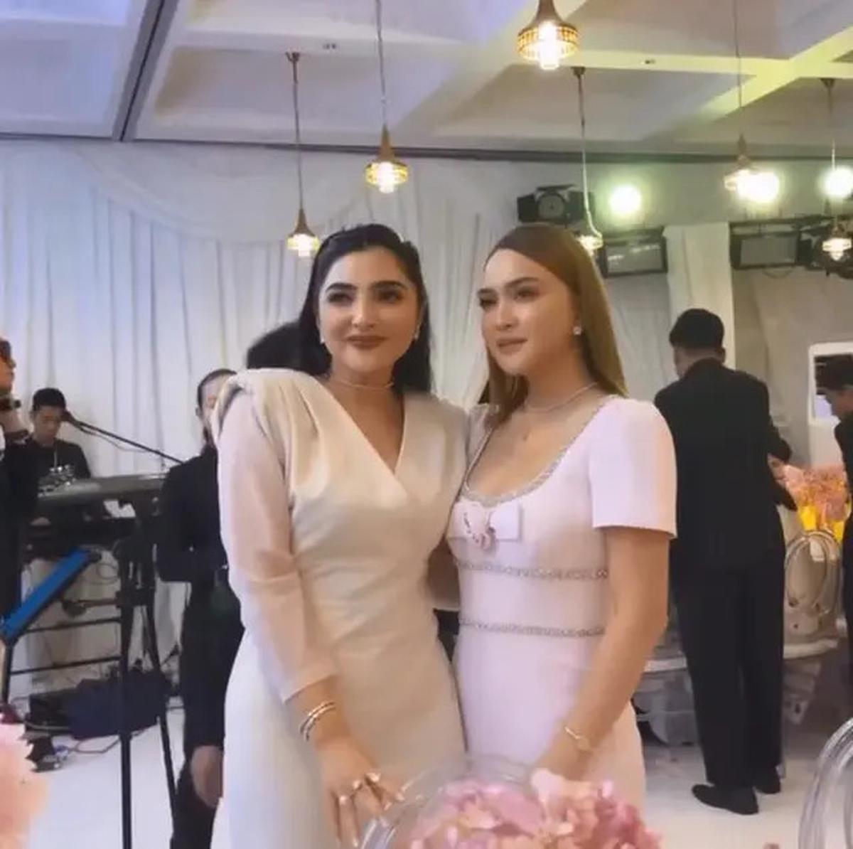 Potret Perayaan Ultah Shandy Aulia, Kompak Berpakaian Serba Putih dengan Putrinya