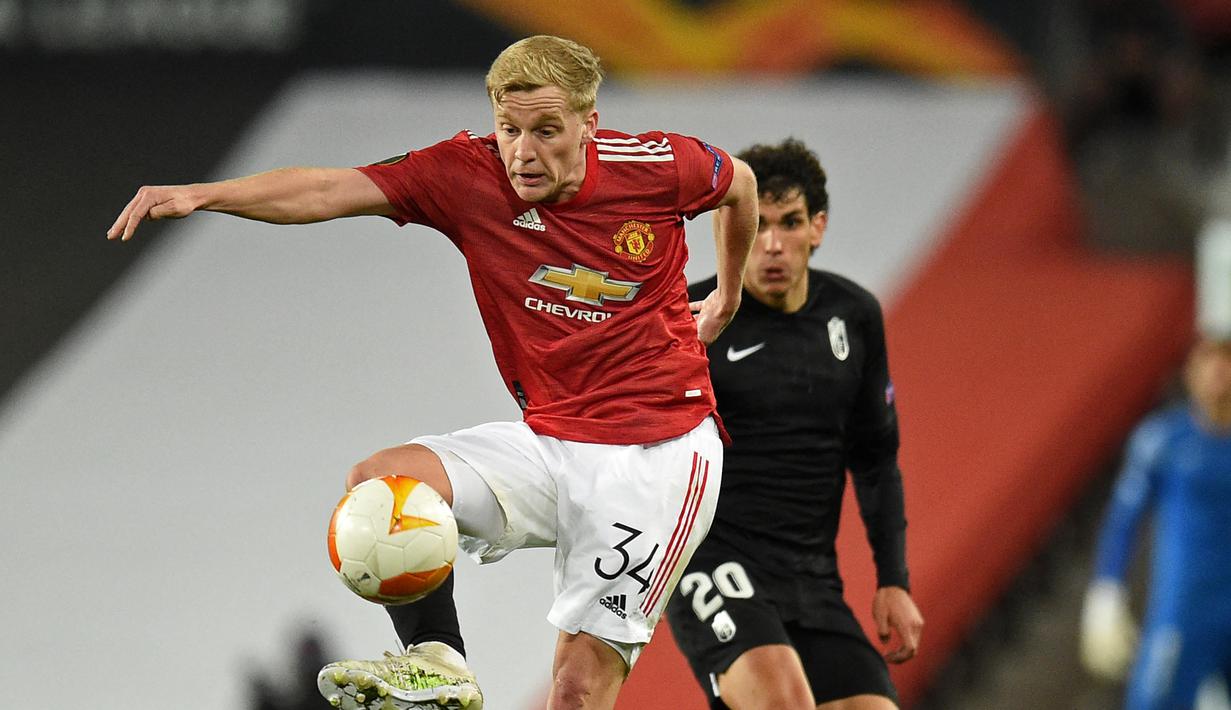 Donny van de Beek. Gelandang Belanda ini menghuni Ajax Amsterdam selama 5 musim, mulai 2015/2016 hingga 2019/2020. Total tampil dalam 175 laga dengan mencetak 41 gol. Mulai musim ini memperkuat Manchester United dan baru mencetak 1 gol dari 31 laga. (AFP/Oli Scarff)