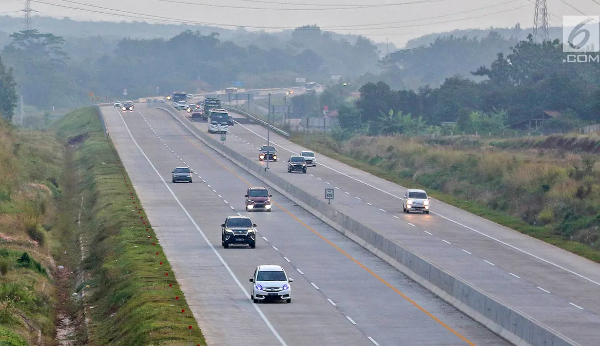 Kendaraan pemudik melintas di ruas jalan tol Batang - Semarang, Jawa Tengah, Minggu (2/6/2019). Memasuki H-3 Lebaran, kepolisian dan pengelola jalan tol masih memberlakukan jalan tol satu arah (One Way) dari Jakarta menuju Semarang yang terpantau ramai lancar. (Liputan6.com/Herman Zakharia)