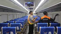 Petugas KAI Daops 4 Semarang mengecek fasilitas di dalam gerbong. (foto: Liputan6.com/Linda/Edhie Prayitno Ige)
