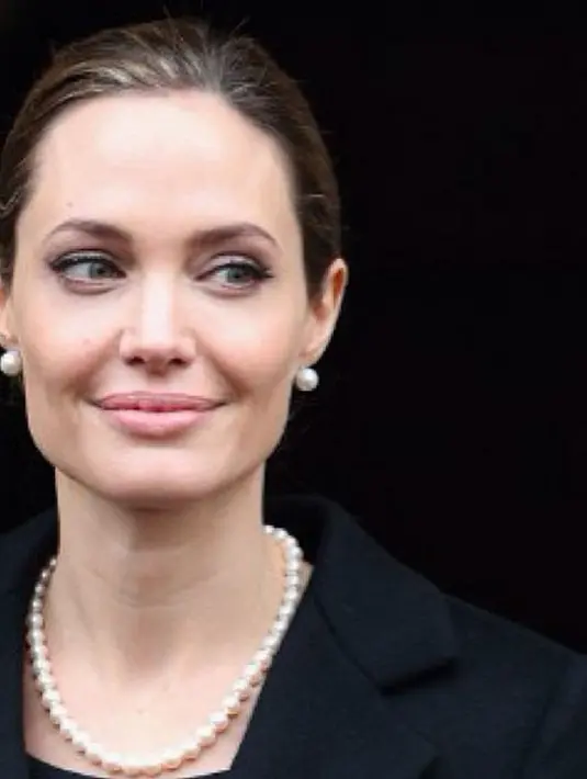 Setelah Jolie menggugat cerai, pasangan ini pun tak tinggal bersama lagi. Kini Jolie dan keenam anaknya masih menetap di rumah yang mereka sewa, di Malibu, yang membuat  Pitt merasa  rindu ingin bertemu anak-anaknya. (Instagram/Angelinajolie)