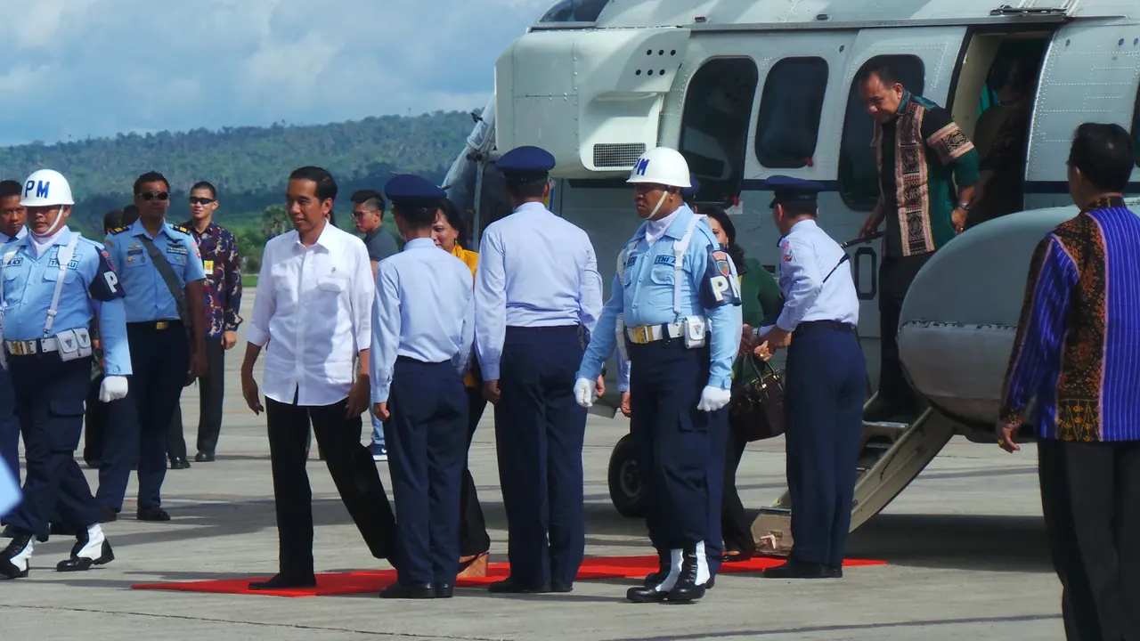 Jokowi dan Istri Naik Helikopter Tinjau Daerah Perbatasan Atambua