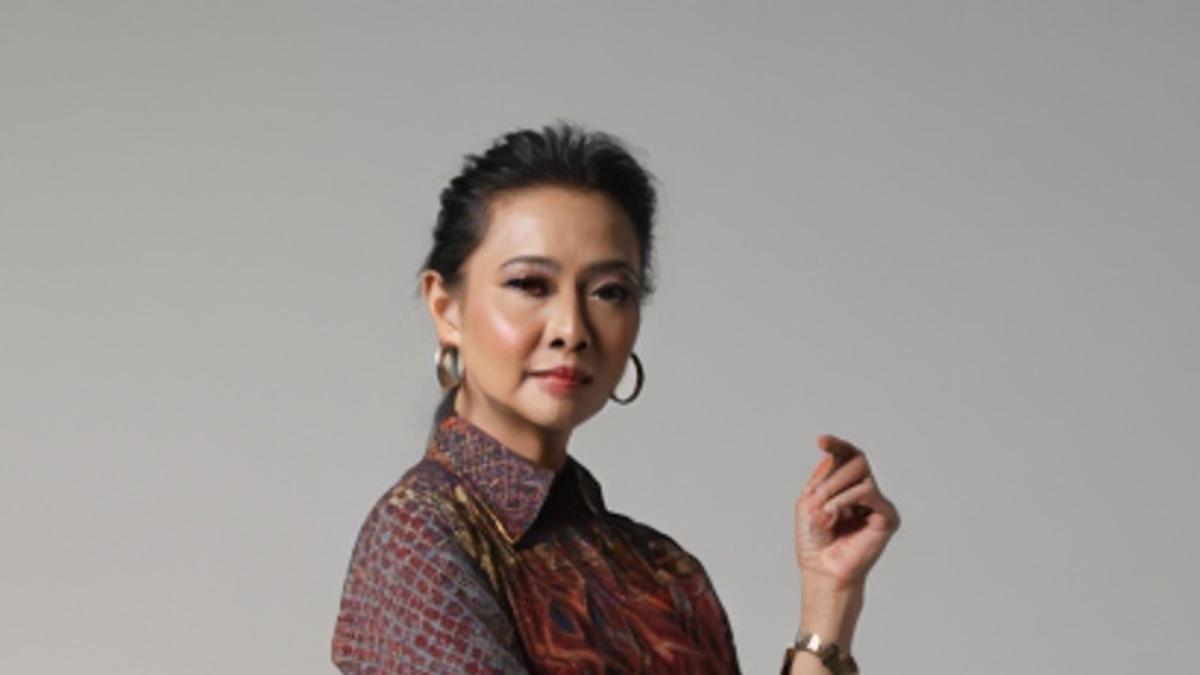 8 Model Dress Batik Kombinasi Polos Lengan Panjang untuk Ibu-Ibu 50 Tahun, Bikin Terlihat Muda