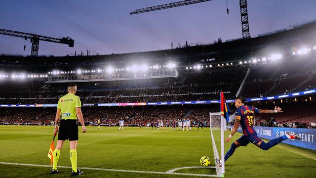 Raphinha dari Barcelona mengambil tendangan sudut